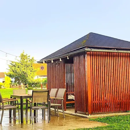 Vikendica Casa Dijana - A Quiet House With A Garden Near The